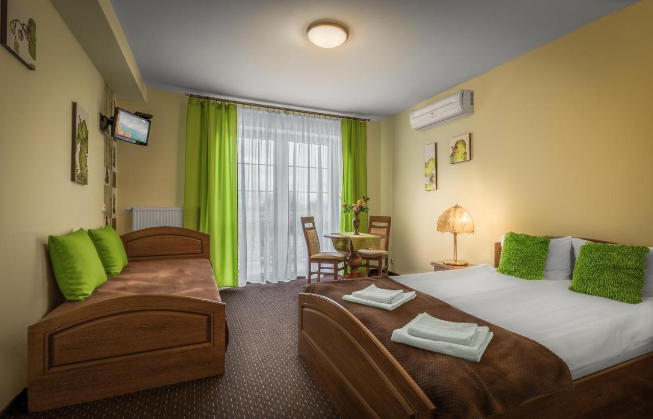 Dwór Dziekanów Zielonki  Exterior foto